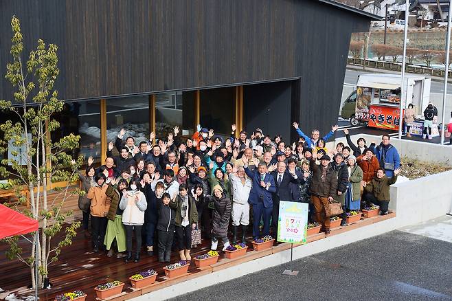 지난 3월 일본 군마현 가와바촌 신축 청사에서 열린 ‘가와바 페스(티벌)’ 에서 참석자들이 환한 웃음을 짓고 있다. 행사는 마을 이주를 희망하는 외부 주민들을 위해 열렸다. 가와바촌 제공