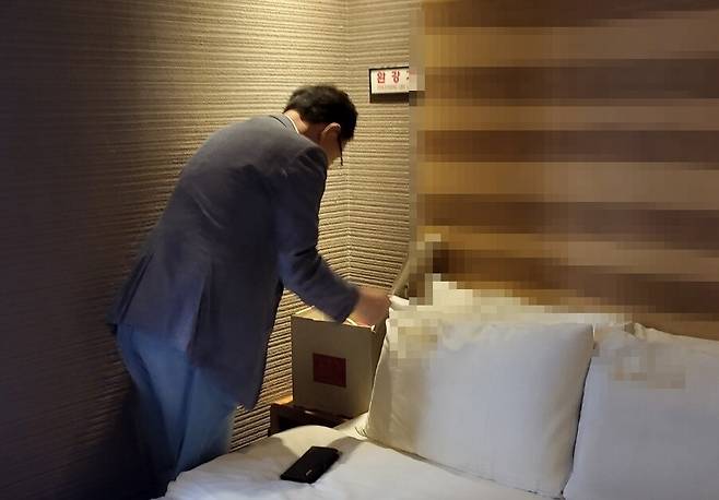 지난 2일 소방기술사가 한 숙박시설 객실의 완강기를 점검하고 있다. 이승욱 기자