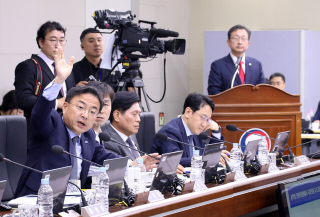 신장식 조국혁신당 의원(왼쪽)이 8일 정부세종청사에서 열린 국회 정무위원회 국정감사에서 정승윤 권익위원회 부위원장의 답변에 항의하기 위해 손을 들고 발언권을 요청하고 있다. 연합뉴스