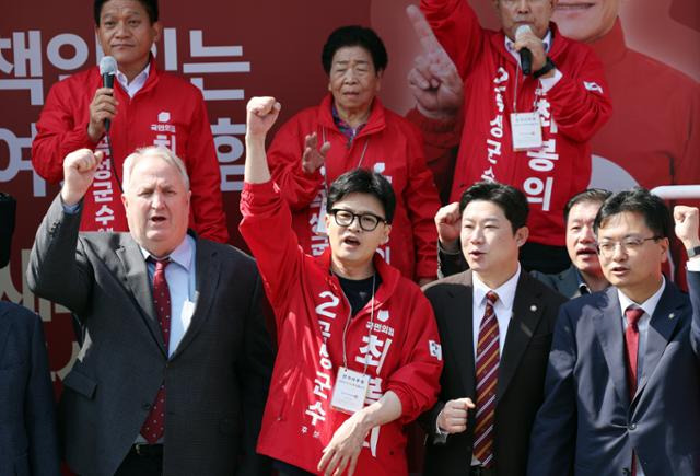 한동훈(왼쪽 두 번째) 국민의힘 대표가 8일 오전 전남 곡성기차마을전통시장 앞에서 10·16 곡성군수 재선거에 출마한 최봉의 후보의 유세를 지원하고 있다. 곡성= 연합뉴스