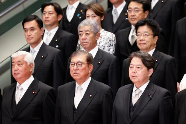 이시바 시게루(앞줄 가운데) 일본 총리가 1일 이시바 내각 각료들과 함께 도쿄 총리 관저에서 기념촬영을 하고 있다. 도쿄=EPA 연합뉴스