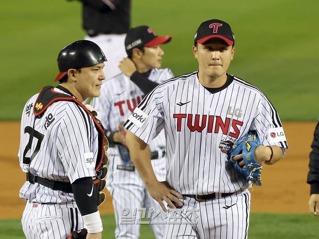 kt위즈와 LG 트윈스의 2023 KBO 한국시리즈 2차전 경기가 8일 오후 서울 잠실야구장에서 열렸다. LG 선발 최원태가 1회 kt 장성우에게 2타점 2루타를 허용한뒤 교체되고 있다. 잠실=정시종 기자 capa@edaily.co.kr /2023.11.08.