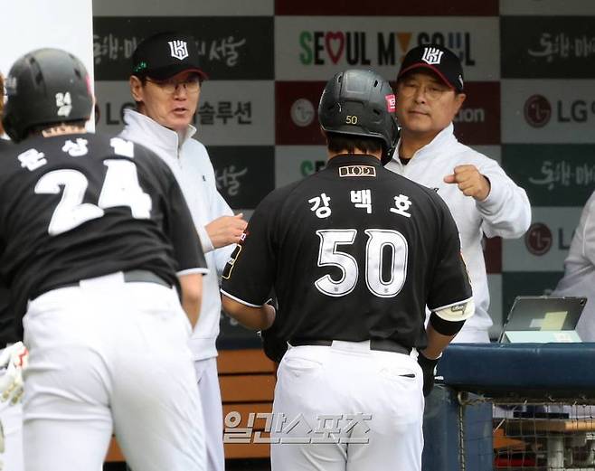 2024 프로야구 KBO 포스트시즌 LG트윈스와 kt위즈의 준플레이오프(준PO) 2차전 경기가 6일 오후 서울 잠실야구장에서 열렸다. 3회초 1사 1,3루 강백호가 희생플라이를 치고 들어오자 이강철 감독이 맞이하고 있다. 잠실=김민규 기자 mgkim1@edaily.co.kr /2024.10.06/