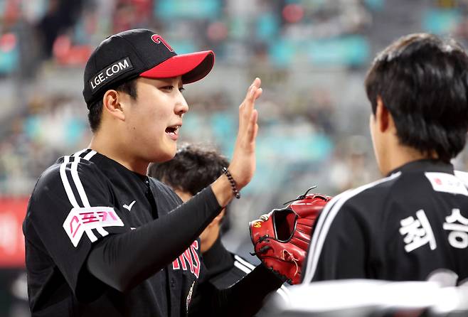 2024 프로야구 KBO 포스트시즌 kt위즈와 LG트윈스의 준플레이오프(준PO) 3차전 경기가 8일 오후 수원kt위즈파크에서 열렸다. 6회말 수비를 마친 손주영이 마운드를 내려오며 동료들의 축하를 받고 있다. 수원=김민규 기자 mgkim1@edaily.co.kr /2024.10.08/