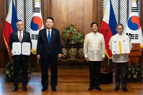 윤석열 대통령과 페르디난드 마르코스 필리핀 대통령이 7일 오전(현지시간) 마닐라 말라카냥 대통령궁에서 열린 바탄 원전 재개 타당성 조사 MOU 체결식에서 기념촬영을 하고 있다. 왼쪽부터 황주호 한국수력원자력 사장, 윤 대통령, 마르코스 대통령, 라파엘 로틸리야 에너지부 장관. [연합뉴스]