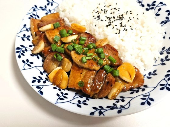 간장 소스로 감칠맛을 끌어올린 삼겹살 간장조림. 사진 신혜원