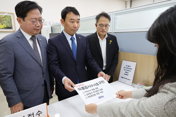 김용민 더불어민주당 원내정책수석부대표(가운데)와 박주민(오른쪽), 김승원 의원이 8일 국회 의안과에 상설특검 특별검사수사요구안을 제출하고 있다. 국회사진기자단