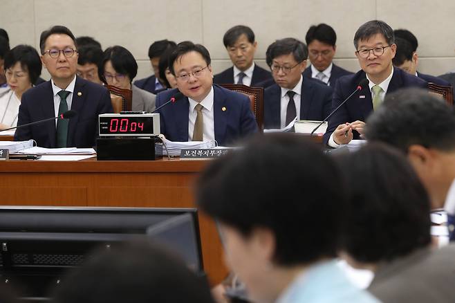 조규홍 보건복지부장관이 8일 오전 서울 여의도 국회에서 열린 보건복지위원회의 보건복지부, 질병관리청에 대한 국정감사에서 의원 질의에 답변하고 있다. 뉴스1