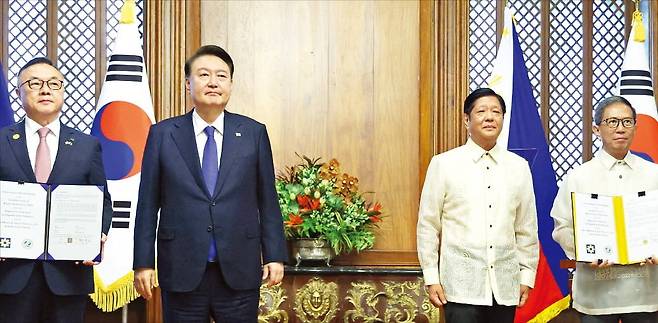 < 한·필리핀, 수교 75년 ‘전략적 동반자 관계’ 격상 > 윤석열 대통령은 7일 필리핀 마닐라 말라카냥 대통령궁에서 열린 한·필리핀 정상회담에서 바탄 원전 가동 재개 타당성 조사 협력에 관한 양해각서(MOU)를 체결했다. 왼쪽부터 황주호 한국수력원자력 사장, 윤 대통령, 페르디난드 마르코스 필리핀 대통령, 라파엘 로틸리야 필리핀 에너지부 장관.   연합뉴스