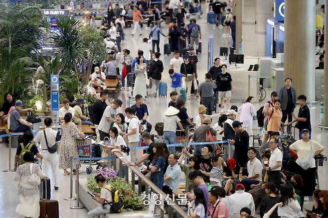 인천국제공항 제1터미널 입국장이 이용객들로 붐비고 있다. 문재원 기자