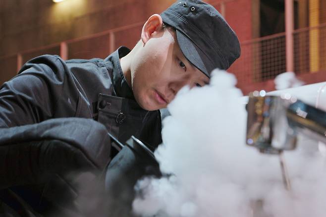 "Seungwoo's Dad," chef Mok Jin-hwa, makes perilla oil ice cream in the ongoing cooking survival show ″Culinary Class Wars.″ [NETFLIX KOREA]