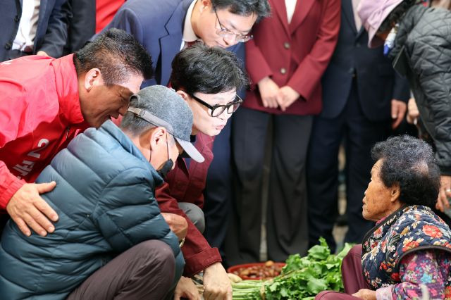 한동훈 국민의힘 대표가 8일 오전 전남 곡성기차마을전통시장에서 한 상인과 대화하고 있다. 연합뉴스