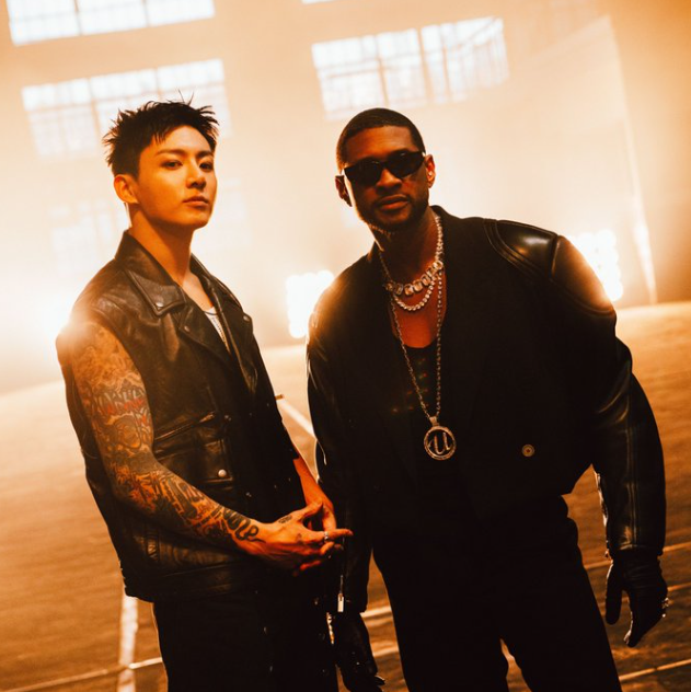 정국이 미국의 팝 가수 어셔와 함께 포즈를 취하고 있다. 어셔 엑스(X) 캡처