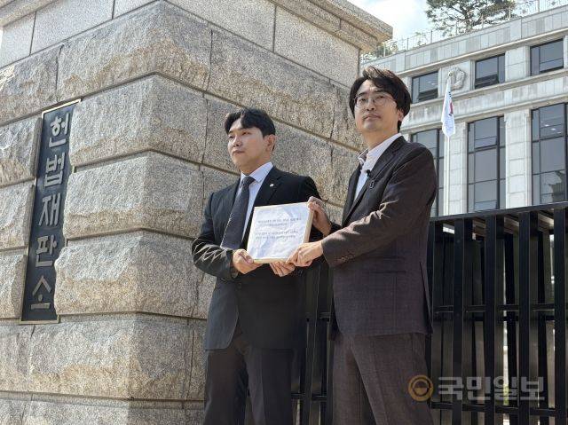 이철우 한국게임이용자협회장(왼쪽), 유튜브 채널 '김성회의 G식백과' 운영자 김성회씨가 8일 서울 종로구 헌법재판소에서 게임산업진흥법 제32조 2항 3호에 대한 헌법소원 심판 청구서를 제출했다.