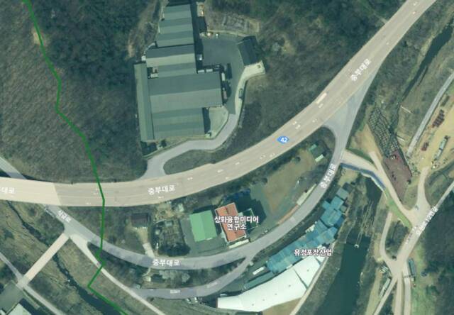 용인 처인구 양지면 식금리 및 추계리 일대(초록 실선 좌측부)와 이천 마장면 양촌리(초록 실선 우측부) 경계부를 지나는 42번 국도 및 도로 현황. 국토정보플랫폼 제공