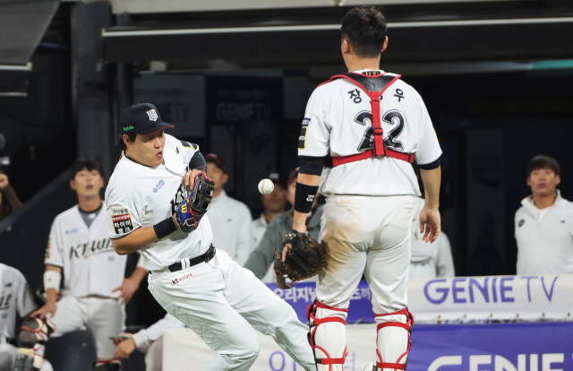 8일 수원 KT위즈파크에서 열린 2024 KBO 포스트시즌 준플레이오프 3차전 LG 트윈스와의 경기서 5회초 주자 없는 상황서 KT 위즈 1루수 오재일(왼쪽)이 LG 문성주의 파울타구를 놓치고 있다.연합뉴스