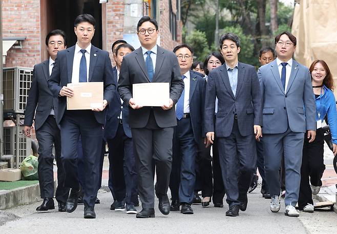 국회 행정안전위원회 소속 모경종·윤건영·이광희 더불어민주당 의원(오른쪽부터) 등 야당 의원들이 7일 국감 증인으로 채택된 김태영·이승만 21그램 대표에 대한 동행명령장 집행을 위해 서울 성동구에 위치한 21그램 사무실로 향하고 있다. [사진=연합뉴스]