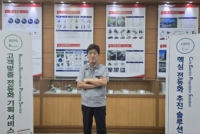 김선우 우수AMS 대표가 울산 공장에서 최근 개발한 전동화 추진 솔루션을 소개하고 있다. 우수AMS