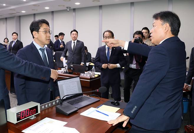 더불어민주당 천준호 의원(왼쪽)이 8일 오전 정부세종청사에서 열린 국회 정무위원회 국정감사에서 정회 직후 윤한홍 정무위원장에게 거세게 항의하고 있다. [사진=연합뉴스]