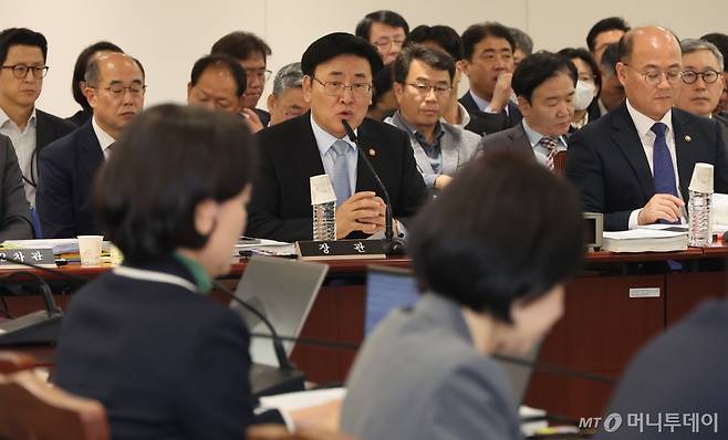 8일 세종시 정부세종청사에서 열린 국회 과학기술정보방송통신위원회의 과학기술정보통신부에 대한 국정감사에서 유상임 과기부 장관이 질의에 답변하고 있다. /사진=뉴시스