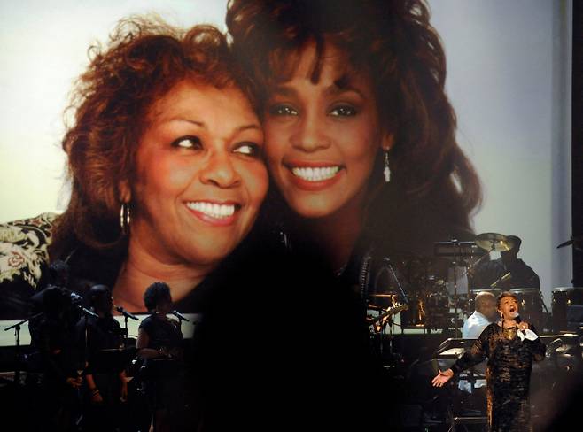 미국 가스펠 가수 시시 휴스턴(Cissy Houston)이 세상을 떠났다. 사진은 2012년 미국 로스앤젤레스에서 열린 'BET 어워즈'에서 시시 휴스턴이 먼저 세상을 떠난 딸 휘트니 휴스턴에게 헌정하는 공연을 하고 있는 모습. /사진=로이터