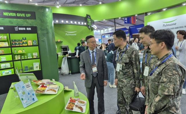 지난 2일 충남 계룡대에서 열린 ‘KADEX 2024’에서 천영훈(왼쪽 첫 번째) 풀무원푸드머스 대표가 군 관계자에게 풀무원 홍보 부스의 전시물을 설명하고 있다. [풀무원 제공]