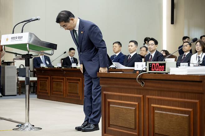 김용현 국방부 장관이 8일 서울 용산구 국방부에서 열린 국정감사에서 인사하고 있다. [연합]