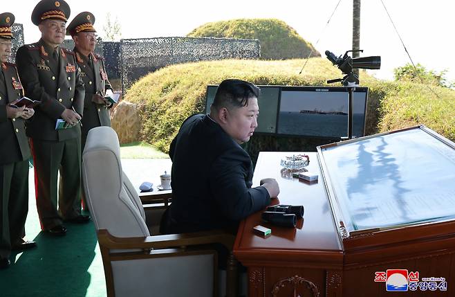 김정은 북한 국무위원장이 한 달만에 포병학교를 다시 찾아 실탄사격훈련을 지도했다.김 위원장이 오진우 포병종합군관학교 제75기 졸업생들의 포실탄사격훈련을 현지지도했다고 조선중앙통신이 6일 보도했다. [연합]