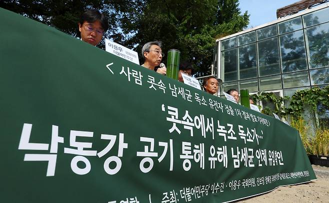 7일 서울 종로구 환경운동연합에서 열린 '낙동강 공기에 의한 사람 콧속 남세균 독소 유전자 검출 1차 결과 발표 기자회견'에서 백도명 서울대학교 명예교수가 발언하고 있다. [뉴시스]