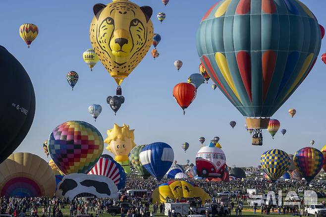 [앨버커키( 미 뉴멕시코주)=AP/뉴시스] 미국 뉴멕시코주 앨버커키 시에서 10월 5일 부터 열린 제 52회 국제앨버커키 풍선축제에서 수많은 대형 기구와 풍선들이 장관을 이루고 있다. 2024.10.08.