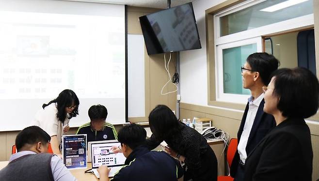 [부산=뉴시스] 부산울산병무청은 8일 중구 진로체험박람회에서 덕원중학교 학생들을 대상으로 병역진로설계 체험 서비스를 제공했다. (사진=부산울산병무청 제공) 2024.10.08. photo@newsis.com *재판매 및 DB 금지