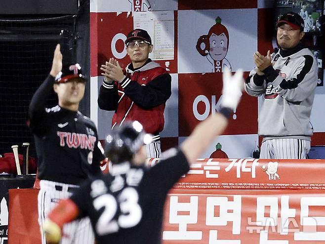 [수원=뉴시스] 최동준 기자 = 8일 경기도 수원케이티위즈파크에서 열린 2024 KBO 포스트시즌 준플레이오프 3차전 LG 트윈스와 kt 위즈의 경기에서 5회초 1사 1, 2루 상황 LG 오스틴이 3점 홈런을 치자 염경엽 감독이 기뻐하고 있다. 2024.10.08. photocdj@newsis.com