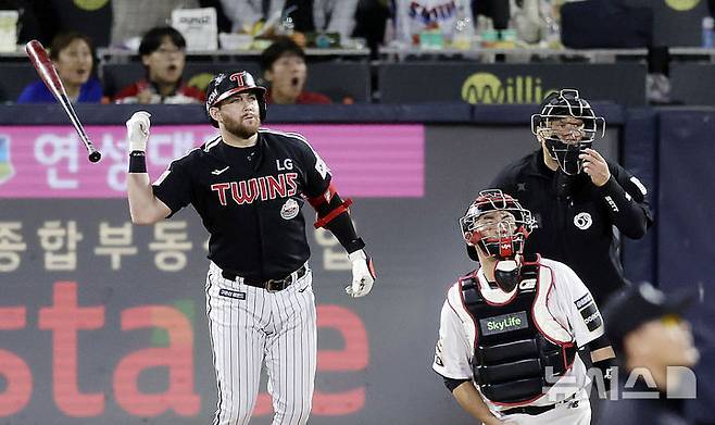 [수원=뉴시스] 최동준 기자 = 8일 경기도 수원케이티위즈파크에서 열린 2024 KBO 포스트시즌 준플레이오프 3차전 LG 트윈스와 kt 위즈의 경기에서 5회초 1사 1, 2루 상황 LG 오스틴이 3점 홈런을 친 뒤 배트플립을 하고 있다. 2024.10.08. photocdj@newsis.com