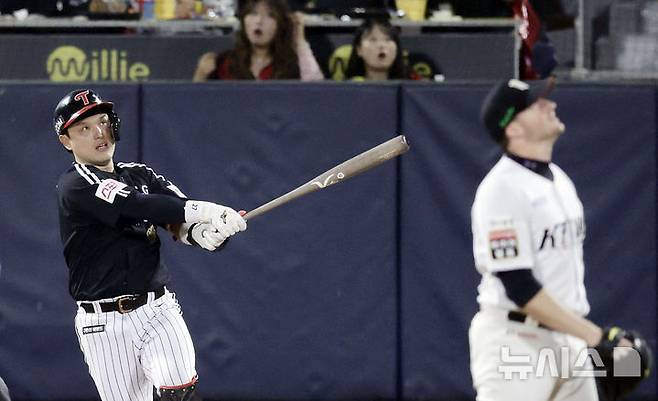 [수원=뉴시스] 최동준 기자 = 8일 경기도 수원케이티위즈파크에서 열린 2024 KBO 포스트시즌 준플레이오프 3차전 LG 트윈스와 kt 위즈의 경기에서 2회초 1사 주자없는 상황 LG 박동원이 솔로 홈런을 치고 있다. 2024.10.08. photocdj@newsis.com