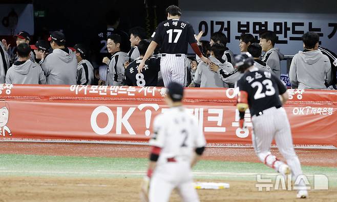 [수원=뉴시스] 최동준 기자 = 8일 경기도 수원케이티위즈파크에서 열린 2024 KBO 포스트시즌 준플레이오프 3차전 LG 트윈스와 kt 위즈의 경기에서 5회초 1사 1, 2루 상황 LG 오스틴이 3점 홈런을 치자 더그아웃 선수들이 기뻐하고 있다. 2024.10.08. photocdj@newsis.com