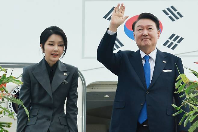 필리핀 국빈 방문을 마친 윤석열 대통령과 김건희 여사가 7일(현지시간) 오후 필리핀 마닐라 니노이 아키노 국제공항에서 다음 국빈 방문지인 싱가포르로 향하기 위해 전용기인 공군 1호기에 올라 인사하고 있다. 연합뉴스