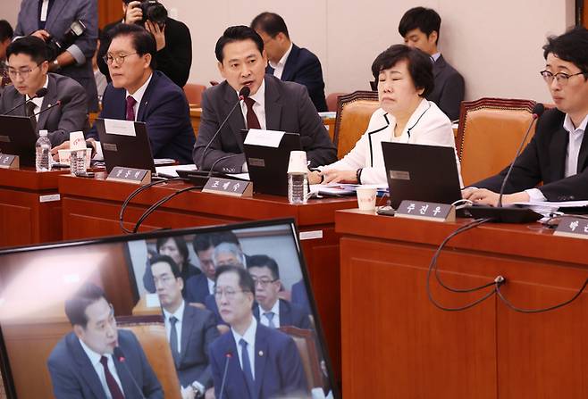 8일 국회에서 열린 법제사법위원회의 법무부 등에 대한 국정감사에서 국민의힘 장동혁 의원이 질의를 하고 있다.    연합뉴스