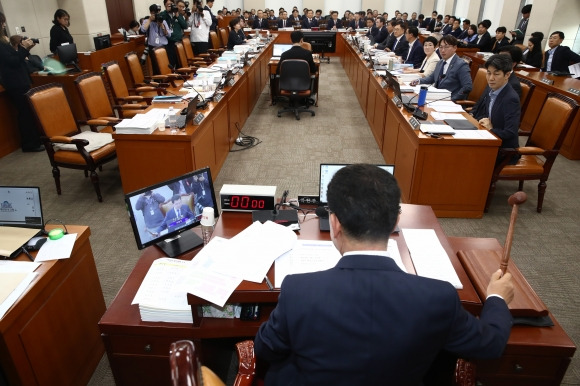 野 단독 동행명령, 與 퇴장… 행안위 ‘반쪽 국감’ - 제22대 국회 국정감사 첫날인 7일부터 상임위원회 곳곳에서 여야 대치로 파행이 빚어졌다. 사진은 행정안전부 등을 대상으로 한 국회 행정안전위원회 국정감사에서 대통령 관저 증축 의혹과 관련한 불출석 증인들에 대한 동행명령을 야당 단독으로 의결하자 여당(왼쪽) 의원들이 항의하며 퇴장해 자리가 비어 있는 모습. 뉴스1