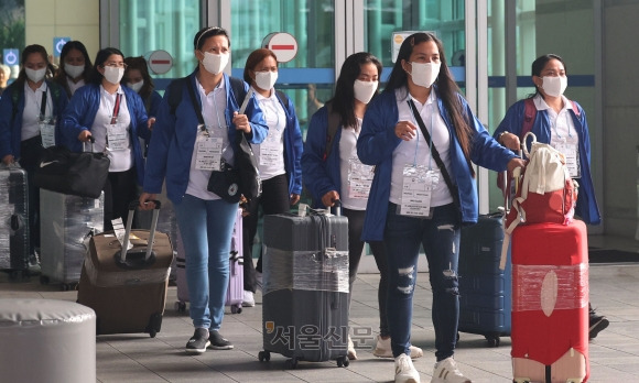 외국인 가사관리사 시범사업에 참여하는 필리핀 가사관리사들이 6일 아침 인천국제공항 제1터미널을 통해 입국한 뒤 버스로 이동하고 있다. 2024.8.6 공항사진기자단