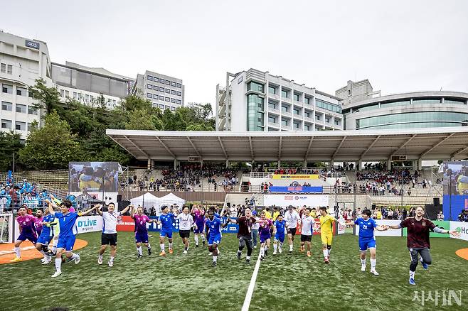 한국이 4-0으로 독일에 승리한 뒤 양 팀 선수들과 코치들이 손을 잡고 관중을 향해 뛰어오고 있다. 홈리스월드컵에서는 개인별 세리머니를 하지 않는다. 경기를 마친 후 상대 팀과 함께 세리머니를 하는 것이 전통이다. ⓒ시사IN 박미소