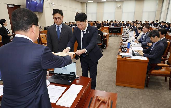 7일 오전 열린 국회 행정안전위원회의 행정안전부·인사혁신처 등의 국정감사에서 더불어민주당 소속 신정훈 위원장이 대통령 관저 불법증축 및 구조공사와 관련한 증인인 김태영·이승만 21그램 대표를 출석시키기 위한 동행명령장을 발부하고 있다. ⓒ연합뉴스