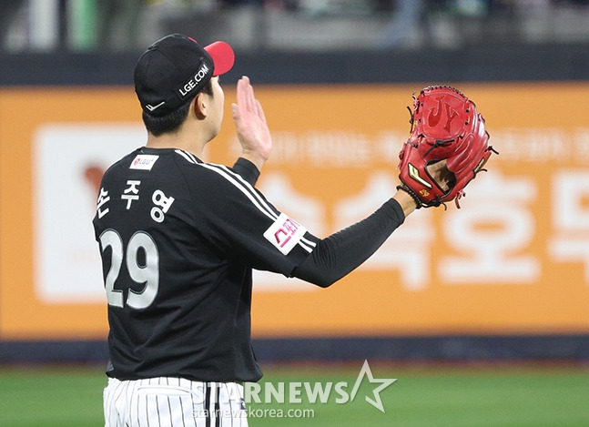 '2024 KBO 포스트시즌 준플레이오프 3차전' KT-LG전이 8일 수원 KT위즈파크에서 열렸다.  LG 손주영이 6회말 2사 1루에서 KT 배정대가 날린 안타성 타구를 홍창기가 슈퍼캐치로 처리하자 박수를 보내고 있다. 주영이 7회말 2사에서 KT 로하스를 내야땅볼로 처리한 후 주먹을 불끈 쥐고 있다.