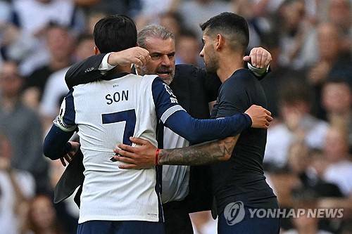 포스테코글루 감독이 7일(한국시간) 영국 브라이턴 근교 팔머에 있는 아메리칸 익스프레스 스타디움에서 열린 브라이턴 앤드 호브 앨비언과 토트넘 홋스퍼의 2024-2025시즌 잉글리시 프리미어리그 7라운드 원정 경기 2-3 역전패 이후 기자회견에서 당장 손흥민이 그리운 것은 아니라고 말했다.&nbsp;연합뉴스