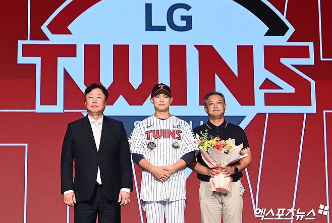 11일 오후 서울 신천동 롯데호텔 월드에서 열린 '2025 KBO 신인 드래프트'에 참석한 서울고 김영우가 1라운드 10순위로 LG에 지명된 뒤 차명석 단장 및 아버지와 기념 촬영을 하고 있다. 엑스포츠뉴스DB