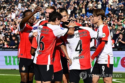 한국 국가대표팀을 이끌고 2002 국제축구연맹(FIFA) 한일 월드컵 4강 신화를 이룩했던 네덜란드의 명장 거스 히딩크 감독이 황인범을 칭찬했다. 이미 많은 한국 선수들을 지도한 경험이 있는 히딩크 감독은 한국인들이 대부분 얌전하고 겸손한 성격인 줄만 알았지만, 황인범이 그라운드 위에서 동료들에게 손으로 지시를 내리는 모습을 봤다면서 황인범을 높게 평가했다. 사진 연합뉴스