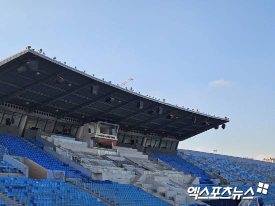 한국과 요르단의 경기 티켓이 매진될 것으로 예상되고 있다. 암만국제경기장의 수용 규모를 생각하면 홍명보호는 2만5000여 명의 홈팬들 앞에서 혈투를 벌여야 할 전망이다. 한국에서 오는 붉은악마와 요르단 현지 한인회로 구성된 응원단이 일당백 응원으로 홍명보호에 힘을 불어넣을 예정이다. 사진 엑스포츠뉴스 DB