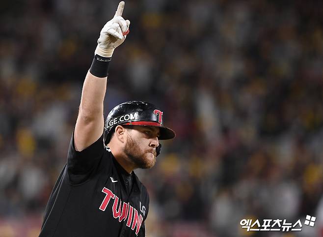 8일 오후 수원KT위즈파크에서 열린 '2024 신한 SOL Bank KBO 포스트시즌' LG 트윈스와 KT 위즈의 준플레이오프 3차전 경기, 5회초 1사 1,2루 LG 오스틴이 홈런을 날리고 있다. 수원, 고아라 기자