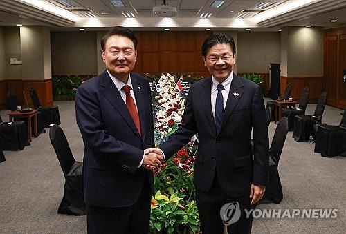 윤석열 대통령, 한·싱가포르 정상회담 기념촬영     (싱가포르=연합뉴스) 홍해인 기자 = 윤석열 대통령이 8일 오전(현지시간) 싱가포르 의회에서 로런스 웡 싱가포르 총리와 한·싱가포르 정상회담에 앞서 악수하며 기념 촬영을 하고 있다. 2024.10.8
    hihong@yna.co.kr