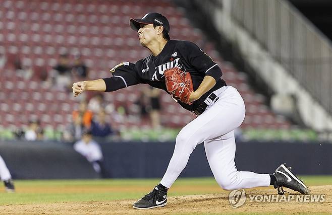 승리 확정 투구하는 우규민 (서울=연합뉴스) 황광모 기자 = 28일 오후 서울 잠실야구장에서 열린 프로야구 LG와 kt의 경기.
     kt의 마지막 투수 우규민이 10회말 승리를 확정짓는 투구를 하고 있다.  2024.8.28 hkmpooh@yna.co.kr