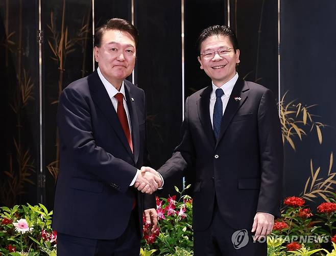 악수하는 윤석열 대통령과 웡 싱가포르 총리 (싱가포르=연합뉴스) 홍해인 기자 = 윤석열 대통령이 8일(현지시간) 싱가포르 의회에서 한·싱가포르 공동언론발표를 마친 뒤 로런스 웡 싱가포르 총리와 악수하고 있다.  2024.10.8 hihong@yna.co.kr